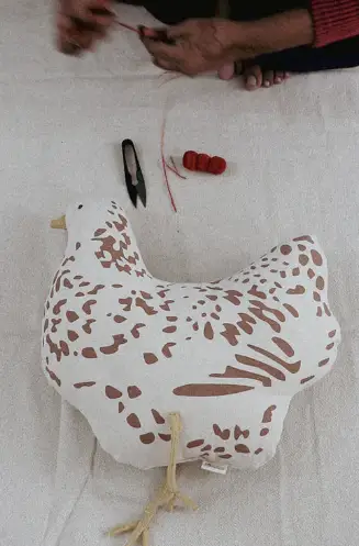 LORENA CANALS coussin / chicken by Citron Grenadine