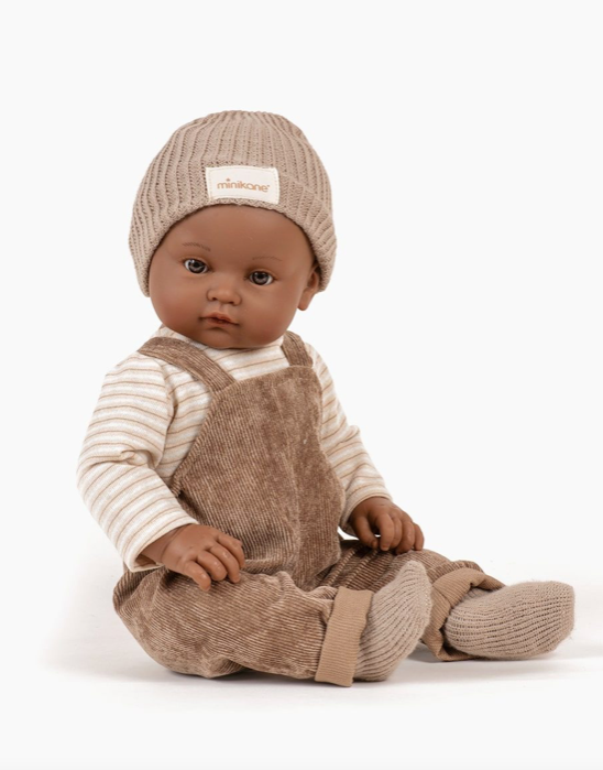Minikane bambini Augustin / Salopette milleraies châtaigne et bonnet by Citron Grenadine