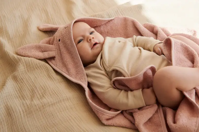 LIEWOOD ALBERT cape de bain / rabbit rose by Citron Grenadine