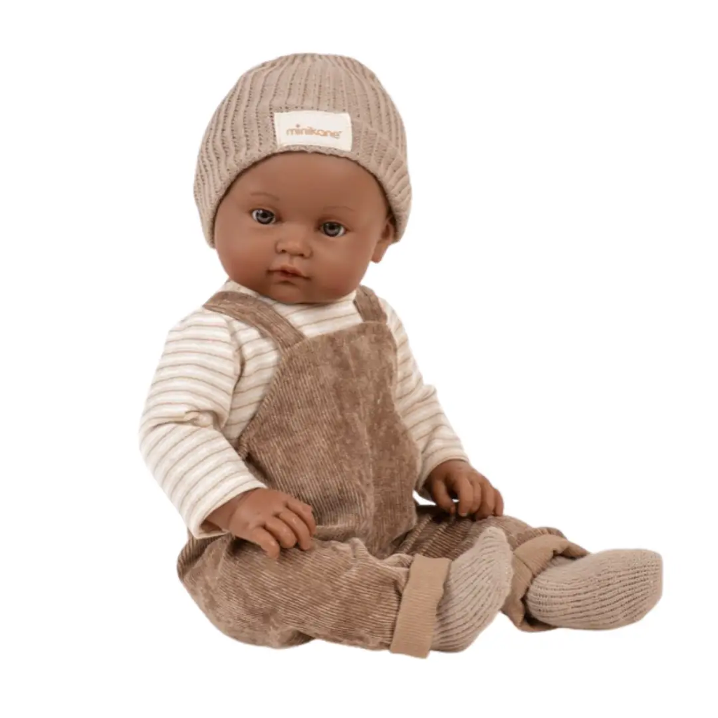 Minikane bambini Augustin / Salopette milleraies châtaigne et bonnet by Citron Grenadine