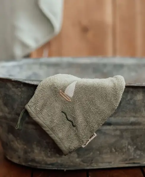 DEAR APRIL paw gants de toilette / sailboats by Citron Grenadine