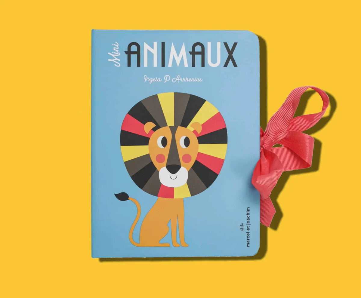 Leporello animaux book, Citron Grenadine; blue cover with a colorful lion wheel illustration and red ribbon.