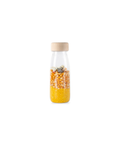PETIT BOUM bouteille sensorielle spy bottle farm pour bébé, transparente avec bouchon en bois et billes jaunes au fond