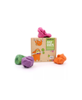 Pâte à modeler végane bio neogrün Easy Kwete Loki – set multicolore (rose, violet, vert, orange) autour d’un carton.