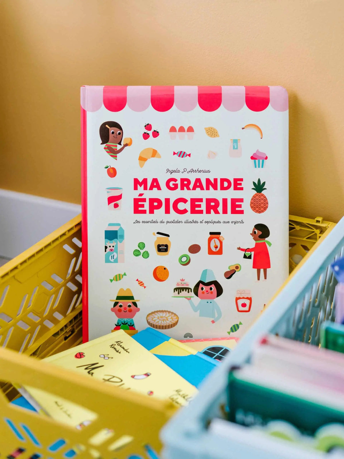 Livre illustré Ma Grande Épicerie par Citron Grenadine; couverture blanche avec lettrage rose et illustrations d’épicerie colorées.