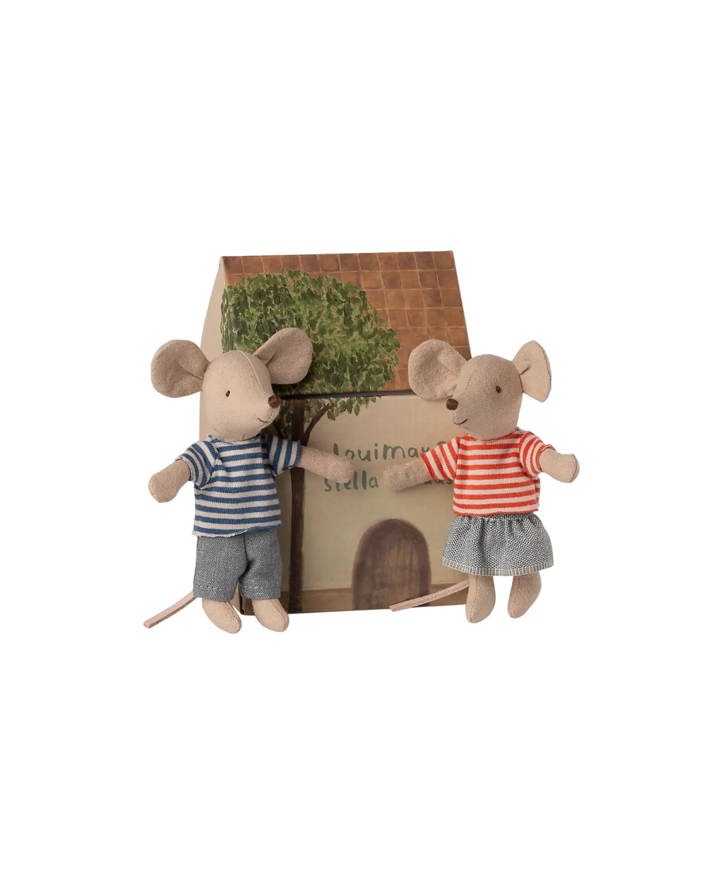Maileg souris LouiMax & Stella; deux poupées souris en tissu à rayures bleues et rouges près d'une maison en carton