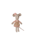 Maileg souris poupée en tissu beige, robe rose à pois et jupe dorée avec pompon rose sur l’oreille
