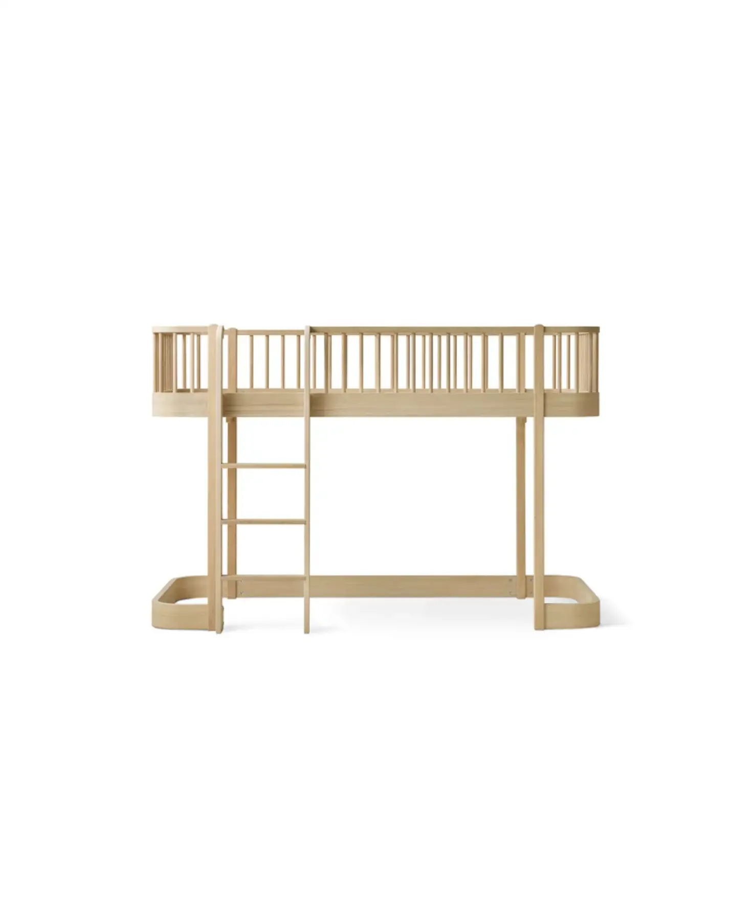 Lit mezzanine Oliver Furniture mi-haut en bois chêne, cadre et balustrade en bois naturel; échelle à gauche