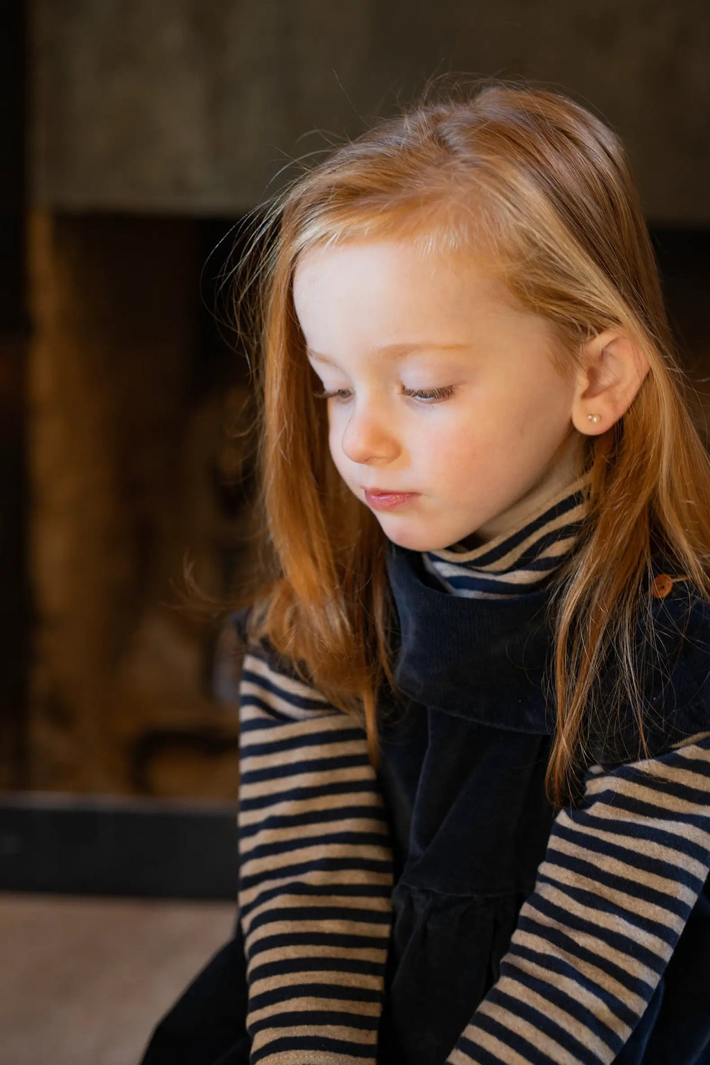 Aosta robe blue by Citron Grenadine worn by a child with navy and beige striped sleeves.