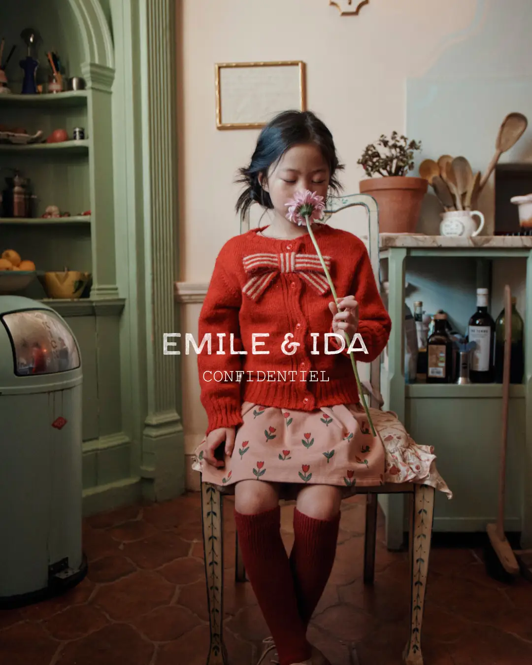 EMILE ET IDA robe molleton / soliflore, Citron Grenadine — enfant en rouge et jupe rose à fleurs dans une cuisine vintage