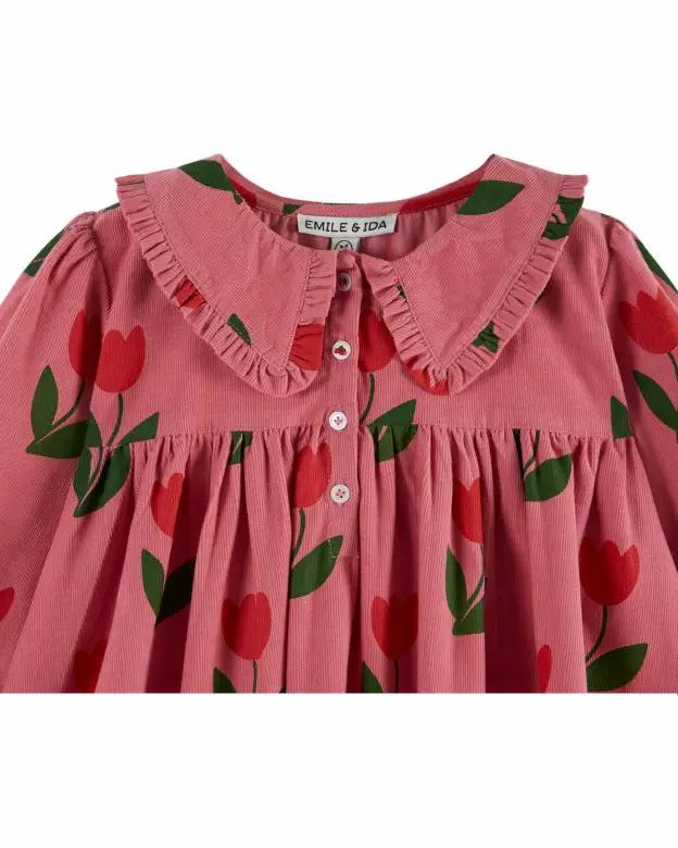 Robe en velours pour enfant Emile et Ida, rose à grandes tulipes rouges et vertes, col froncé et boutons blancs