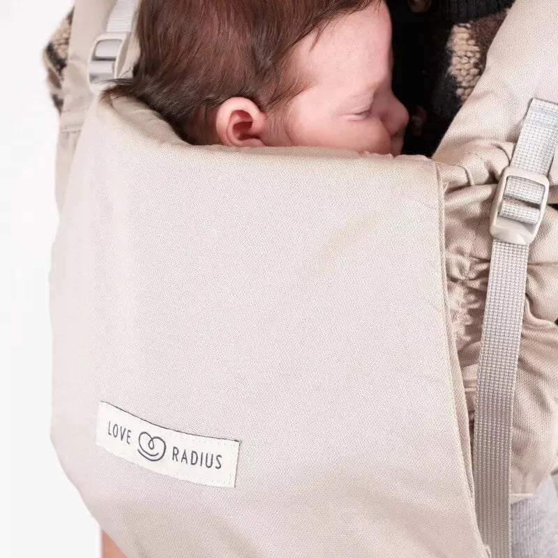 Porte-bébé Love Radius PhysioCarrier 2 crème avec logo Love Radius sur l'étiquette