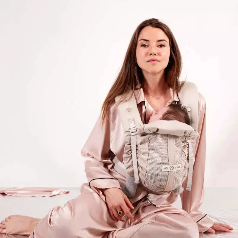 Porte-bébé Love Radius PhysioCarrier 2 blanc porté par une femme avec bébé en position frontale