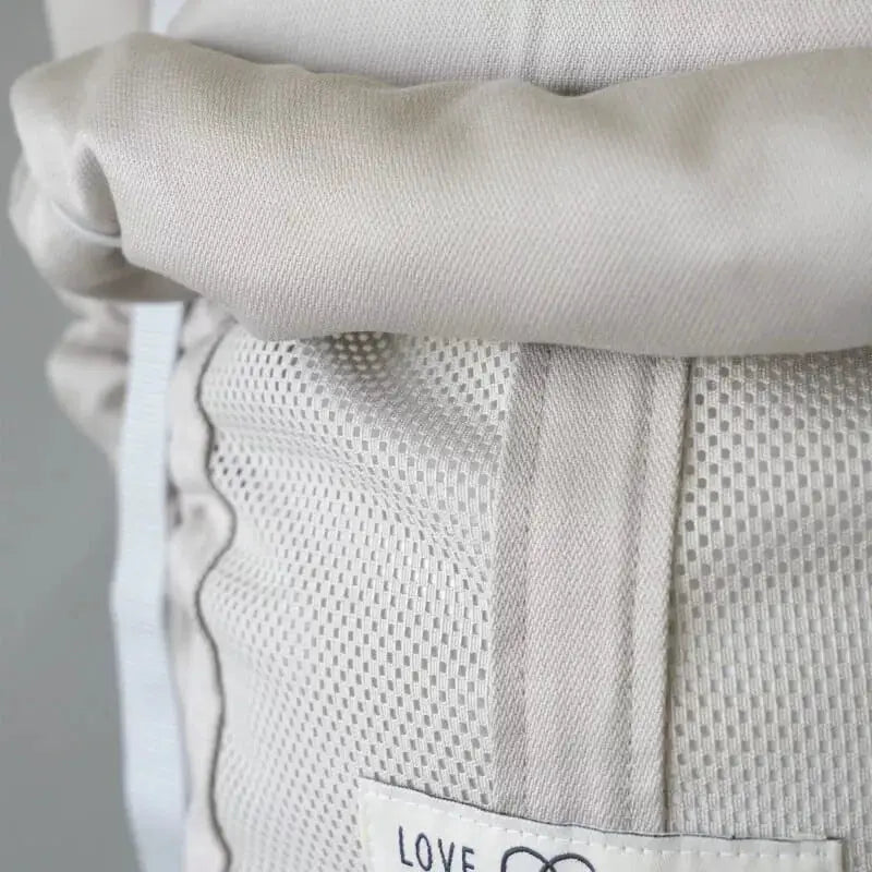 Porte-bébé PhysioCarrier 2 blanc à structure souple, mesh texturé et patch Love Radius