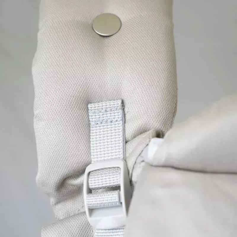 Porte-bébé PhysioCarrier 2 blanc Love Radius, sangle en tissu et boucle blanche visibles