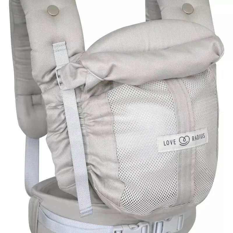 Porte-bébé Love Radius PhysioCarrier 2 en blanc, structure souple avec panneaux en maille et logo visible