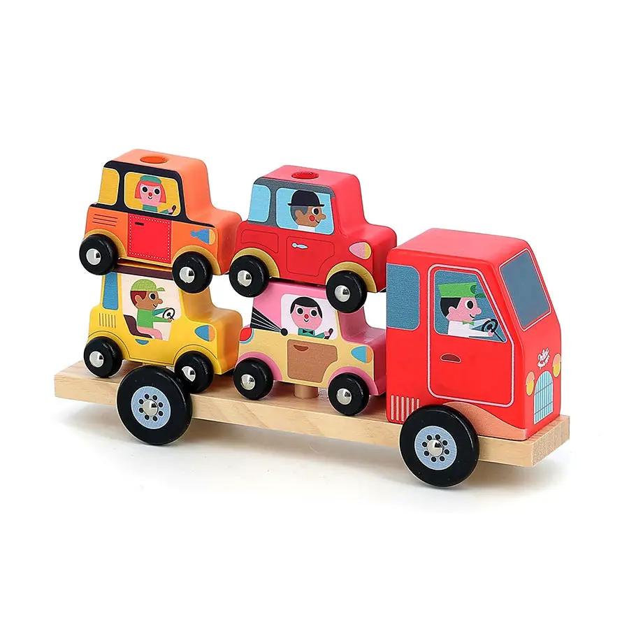 Empil’auto City 24m+ jouet en bois avec plusieurs petites voitures colorées sur un camion rouge.