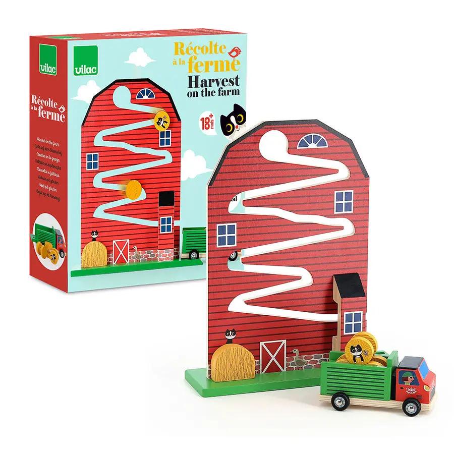 Jouet d’éveil en bois Vilac Récolte à la ferme 18m+, ferme rouge avec toboggan en spirale et camion vert
