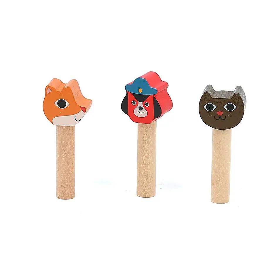VILAC pop-up autobus 18m+; 3 personnages animaux en bois sur tiges: renard orange, chien rouge casquette, chat brun.