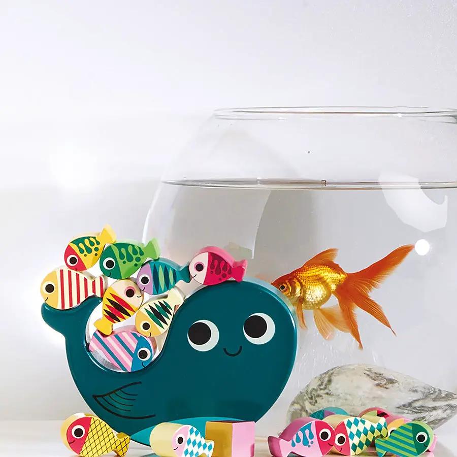 VILAC jeu d'équilibre Whaly avec poissons multicolores et poisson doré dans l'aquarium
