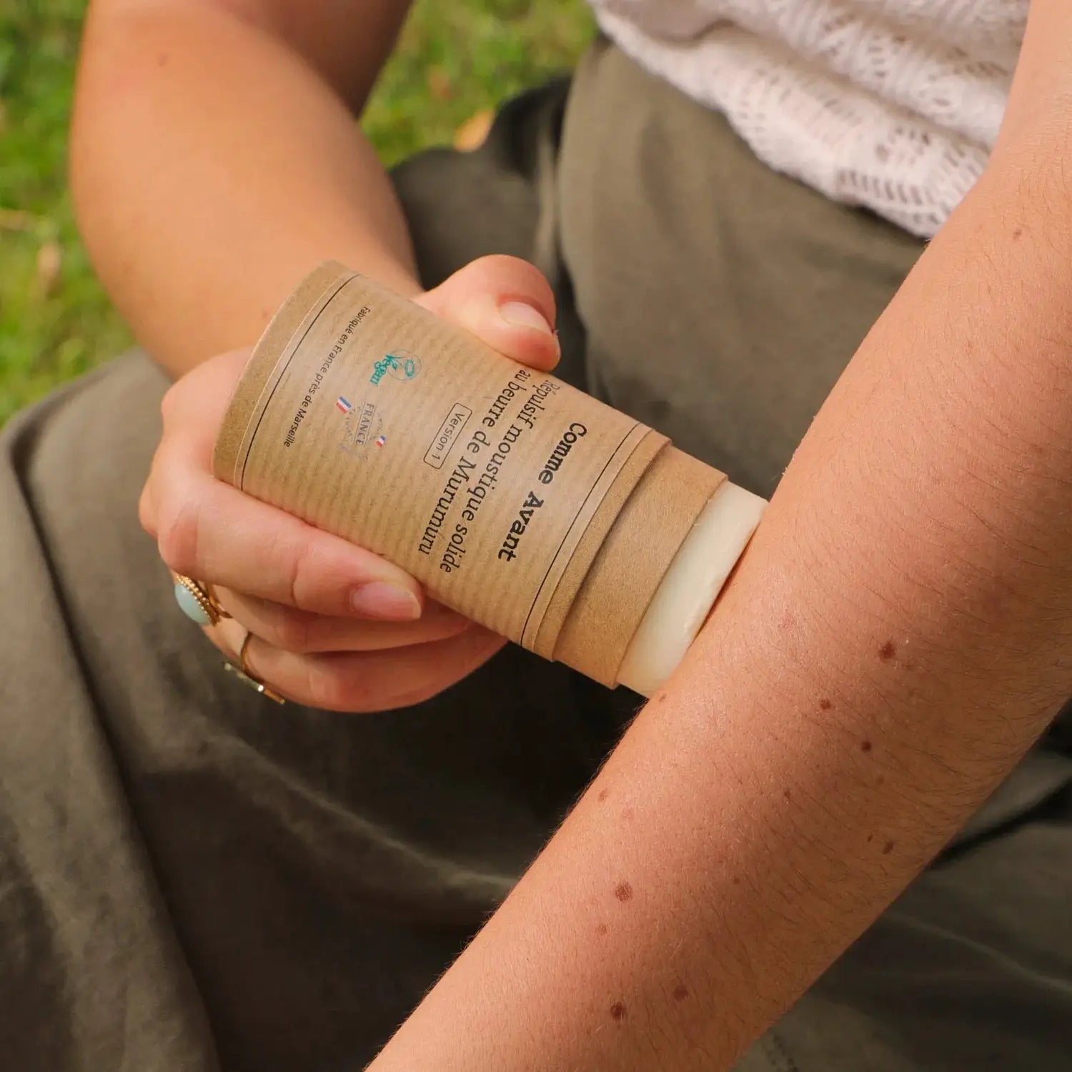 COMME AVANT répulsif anti-moustique solide au beurre de murumuru, barre beige dans emballage kraft