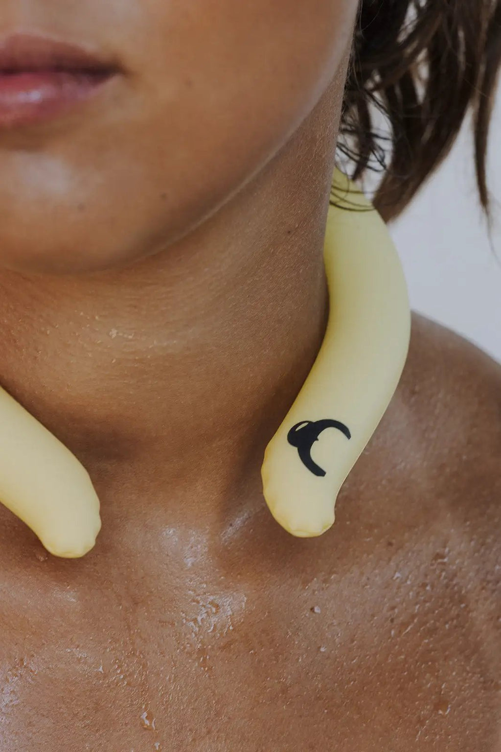 SUMORING cooling necklace in pale yellow, chilled lemon ice pouch with Citron Grenadine logo