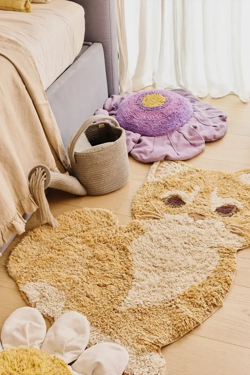 Petit tapis lavable Ginger the cat, Citron Grenadine, tapis violet à fleurs près du lit